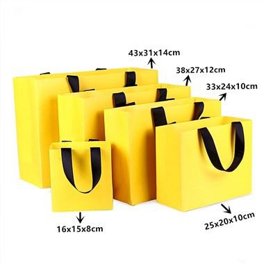 Malé papierové tašky na nákupy